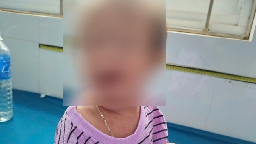 Người mẹ bỏ rơi con gái 9 tháng tuổi ở bệnh viện viết gì trong lá thư tay để lại?