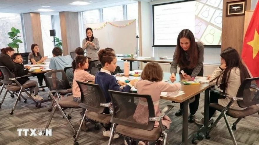 Vietnamese American individuals spread Vietnamese language, images