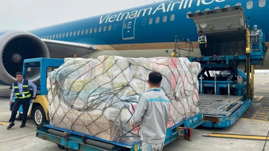 Vietnam Airlines delivers nearly 30 tonnes of relief supplies to Myanmar