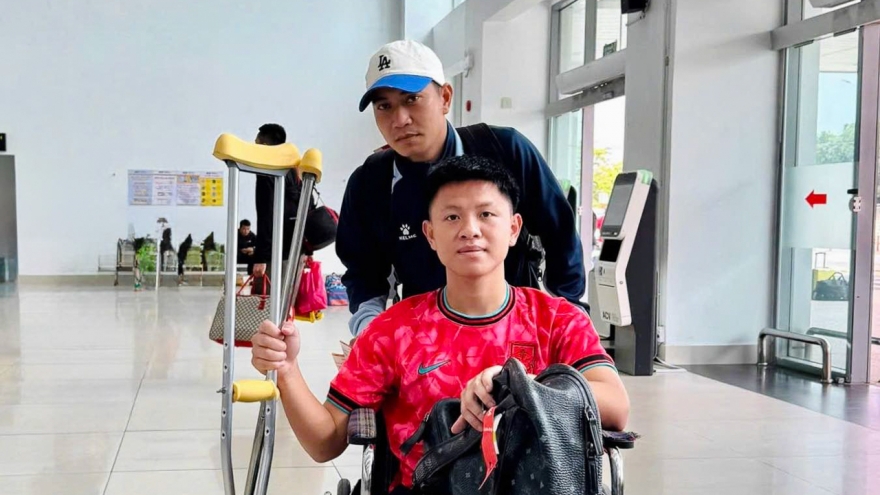 Cựu hậu vệ U23 Việt Nam nghỉ dài hạn: Mặt cỏ sân Mỹ Đình lại gây tranh cãi