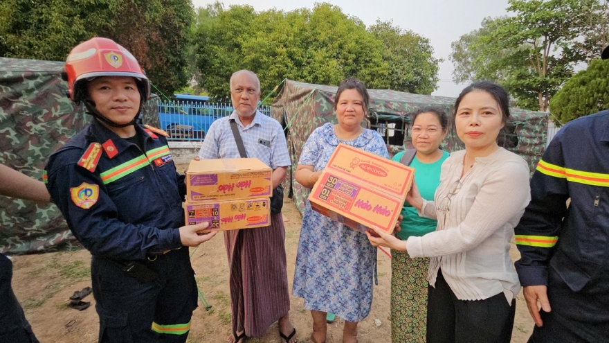Đoàn cứu trợ Bộ Công an dựng lều bạt phát thuốc, lương thực cho người dân Myanmar