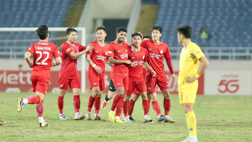 Cầu thủ Thể Công Viettel lập siêu phẩm từ giữa sân ở vòng 17 V-League
