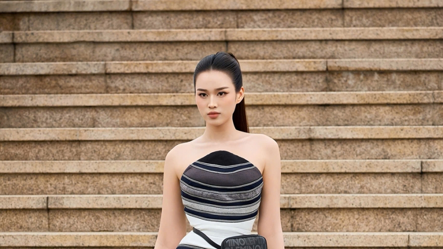 Hoa hậu Đỗ Thị Hà tự tin chinh phục sàn catwalk 25 bậc thang