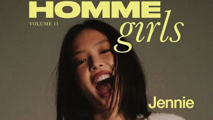Jennie (Blackpink) hở táo bạo trong hình ảnh mới