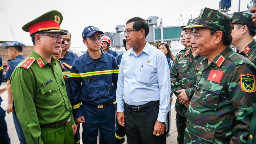 Đoàn cứu hộ của Việt Nam trao 30 tấn vật tư hỗ trợ Myanmar trước khi bay về nước
