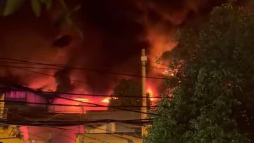 Kho chứa đồ ở TPHCM cháy lớn trong đêm, nhiều tài sản bị thiêu rụi