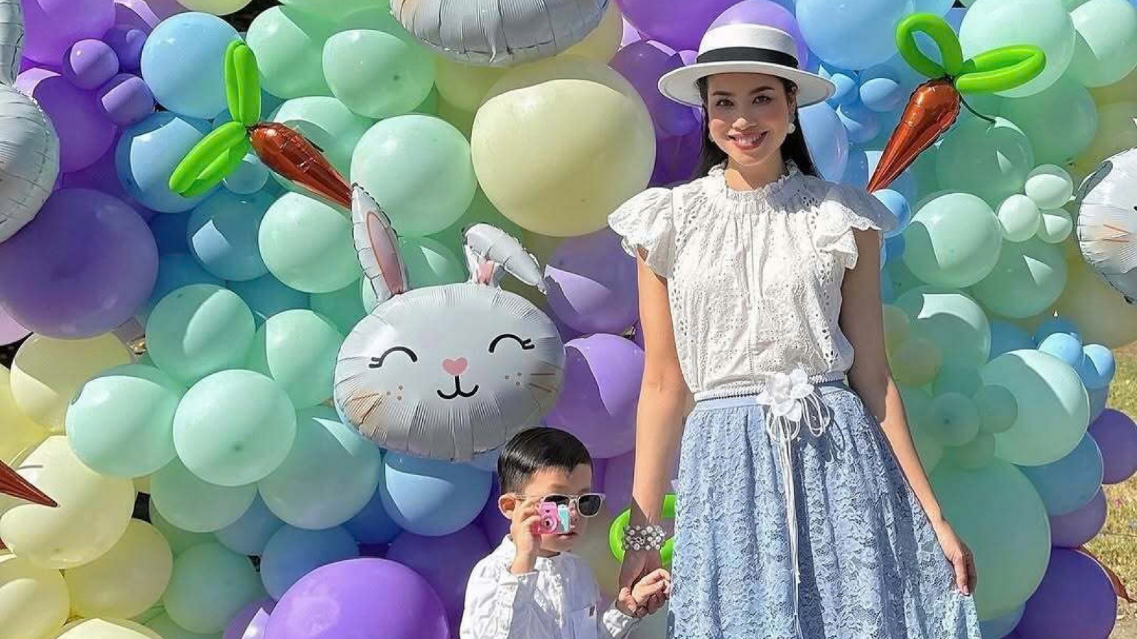 Sao Việt 22/4: Hoa hậu Phạm Hương khoe khoảnh khắc vui đùa bên hai quý tử