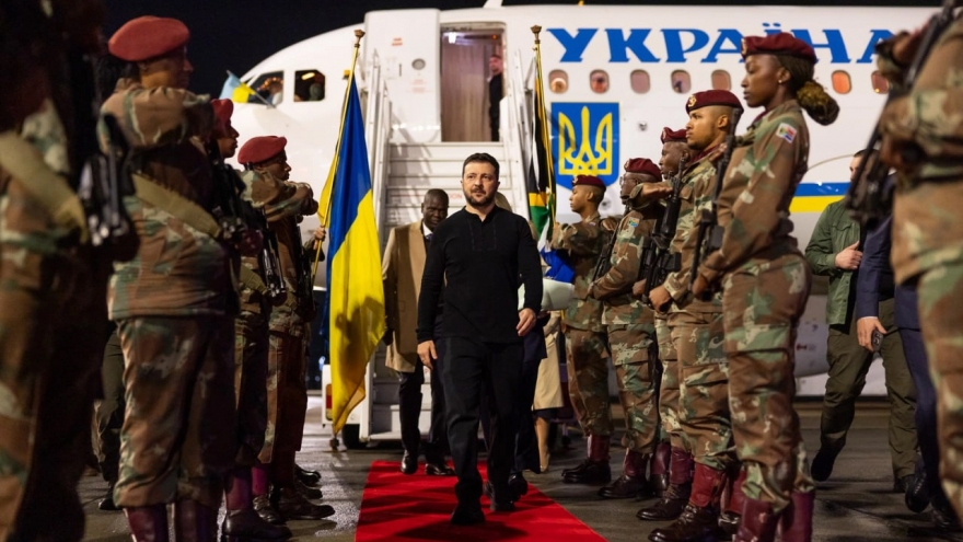 Ông Zelensky cắt ngắn chuyến thăm Nam Phi sau khi Kiev hứng đòn tập kích của Nga