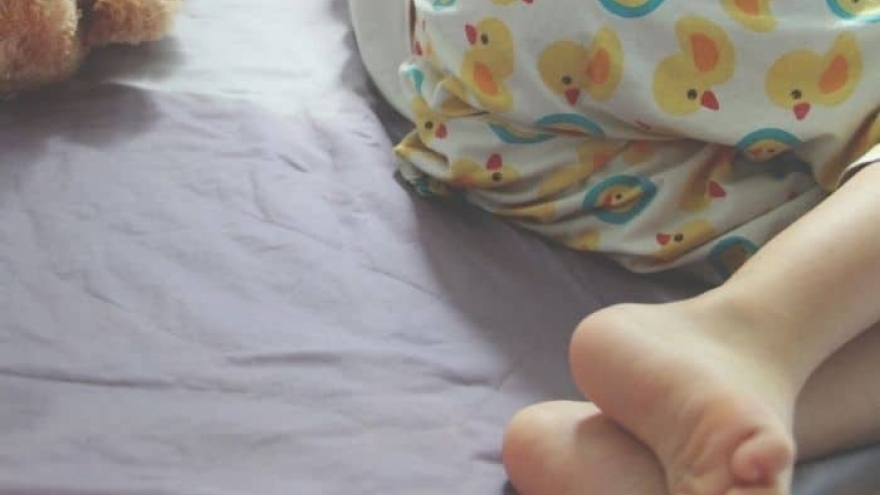 Trẻ 12 tuổi, đêm ngủ hay đái dầm có phải đi khám?