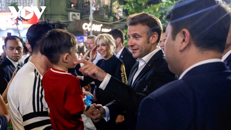 French President Macron and First Lady stroll through Hanoi’s Old Quarter