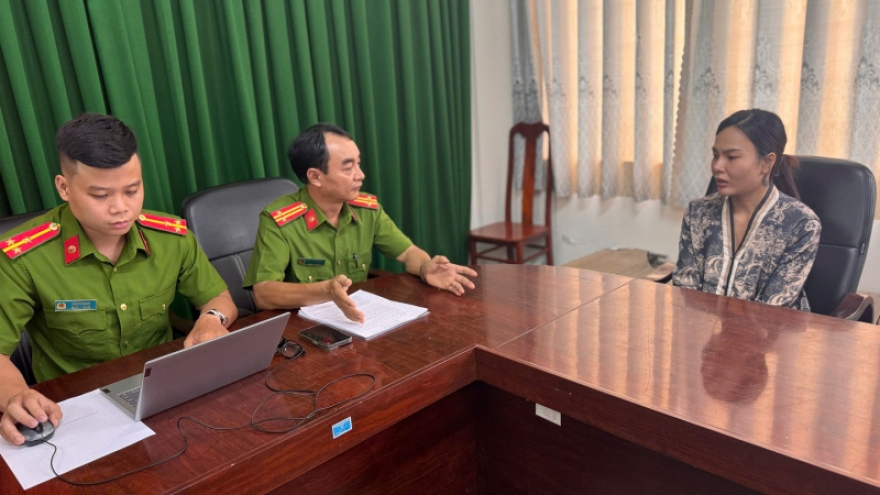 Bực tức trong quan hệ, cầm dao chém chồng đang ngủ rồi khóa cửa bỏ đi