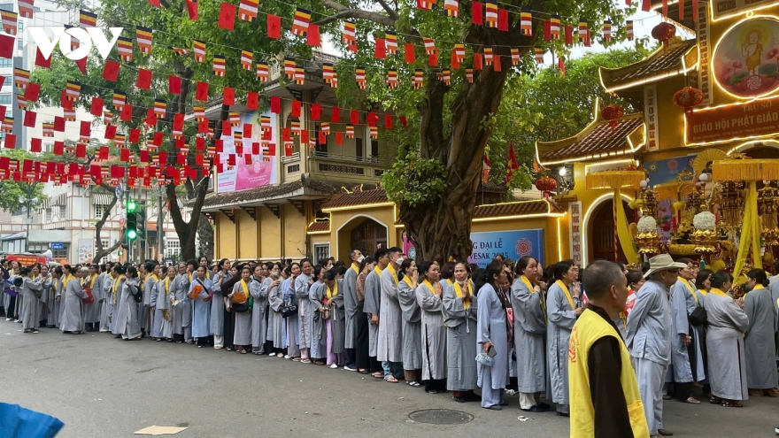 Buddhist followers throng Hanoi streets for Buddha’s Sarira veneration