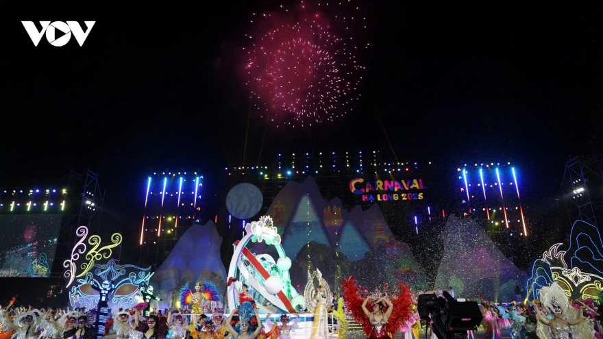 Tens of thousands stir up vibrant atmosphere of Ha Long Carnival 2025