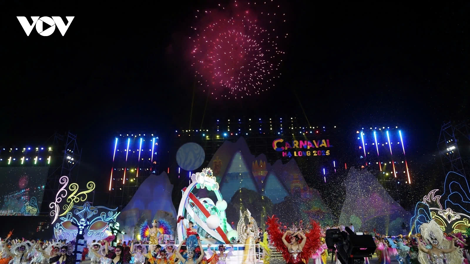 Tens of thousands stir up vibrant atmosphere of Ha Long Carnival 2025