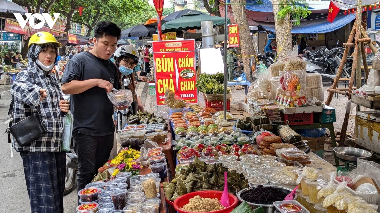 Popular items in high demand during pest-killing festival 2025