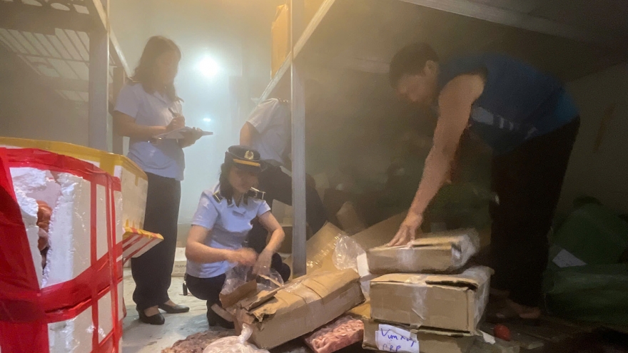 Phát hiện 2 tấn mỡ lợn, ruốc gà “lậu” trong kho lạnh ở Quảng Ninh