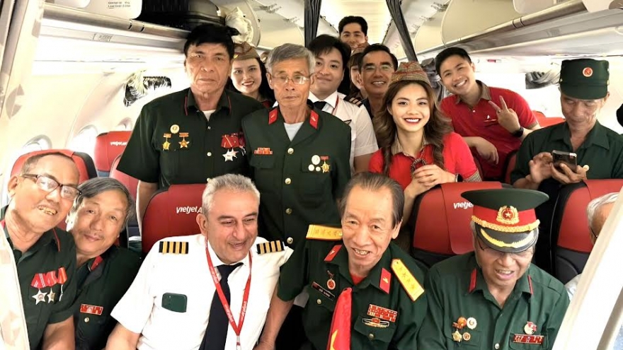 Chuyến bay Vietjet bất ngờ chào đón những người viết nên lịch sử