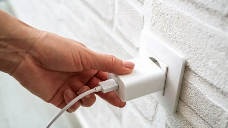 Nguy hại khi luôn cắm sạc điện thoại vào ổ cắm điện