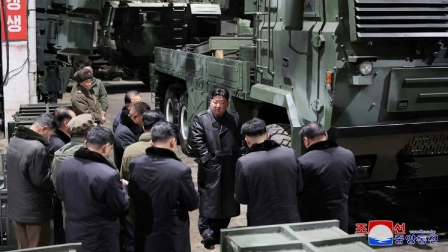 Nhà lãnh đạo Triều Tiên Kim Jong Un thị sát nhà máy sản xuất xe tăng