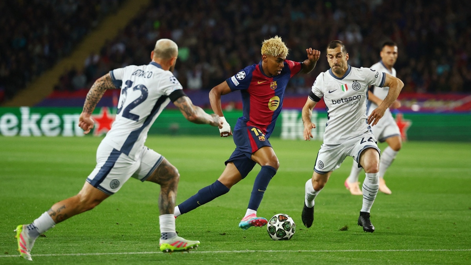Kết quả Cúp C1 châu Âu hôm nay 1/5: Barca hòa Inter ở trận cầu "không thể tin nổi"