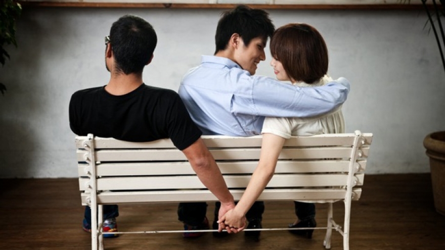 Tôi "chơi với dao" khi mắc trong mối quan hệ giữa chồng và bạn của chồng