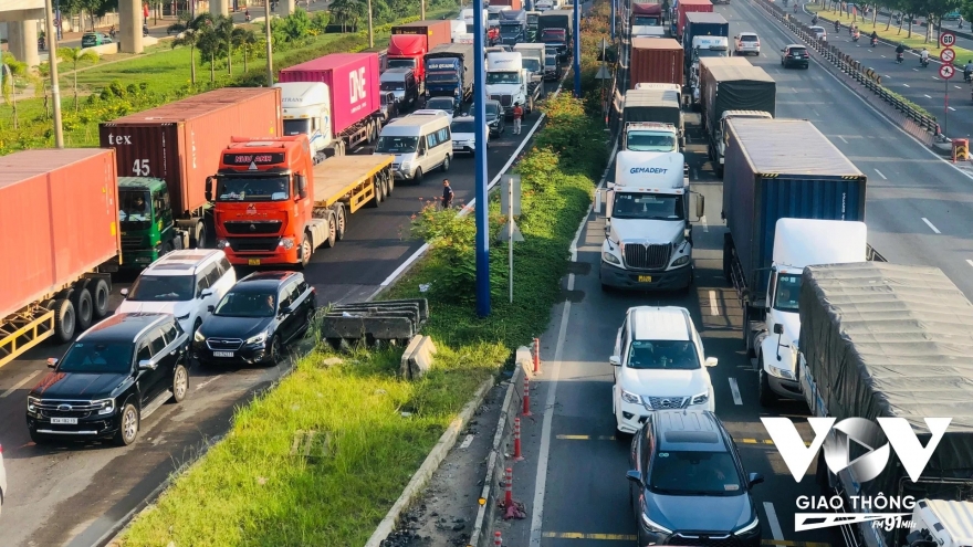 Nới “phanh” để lăn đều bánh xe vận tải