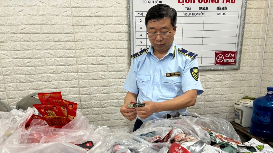 Hàng loạt đồ ăn nhập lậu bán cho trẻ em bị thu giữ tại Hải Dương