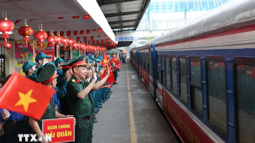 Hân hoan đón đoàn cán bộ, chiến sỹ tham gia diễu binh về đến Hà Nội