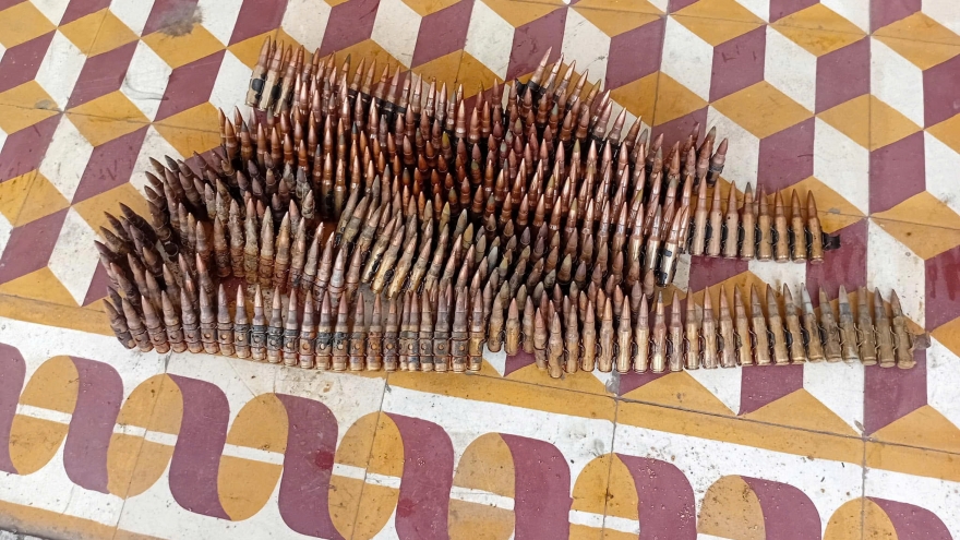 Đào móng nhà phát hiện 2 thùng đạn hơn 400 viên