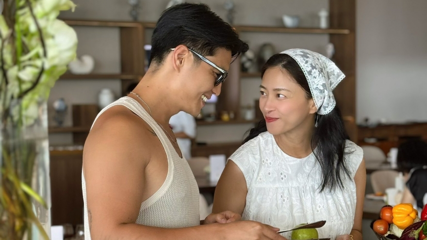 Ngô Thanh Vân được ông xã chăm sóc từng bữa ăn khi mang bầu