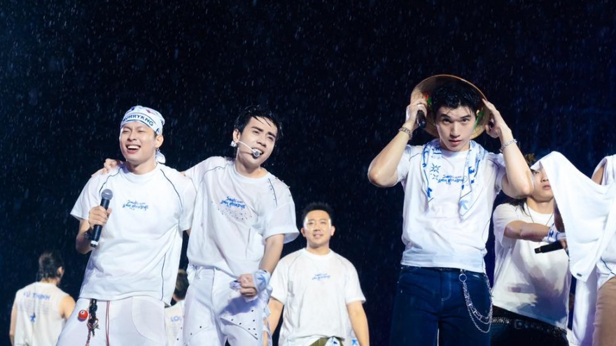 30 Anh trai say hi cùng hàng chục nghìn khán giả dầm mưa hát ở SVĐ Mỹ Đình