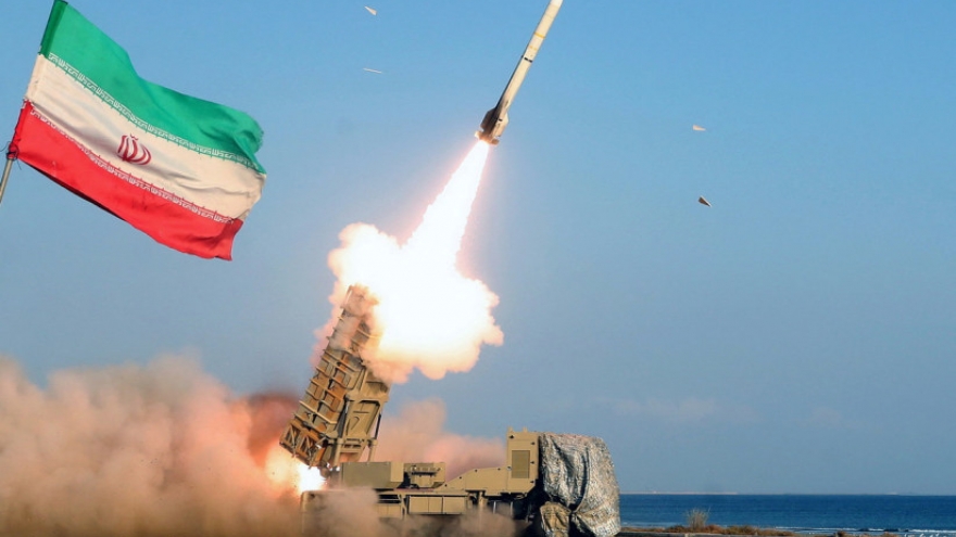 Iran khoe tên lửa đạn đạo mới “dằn mặt” Israel và Mỹ