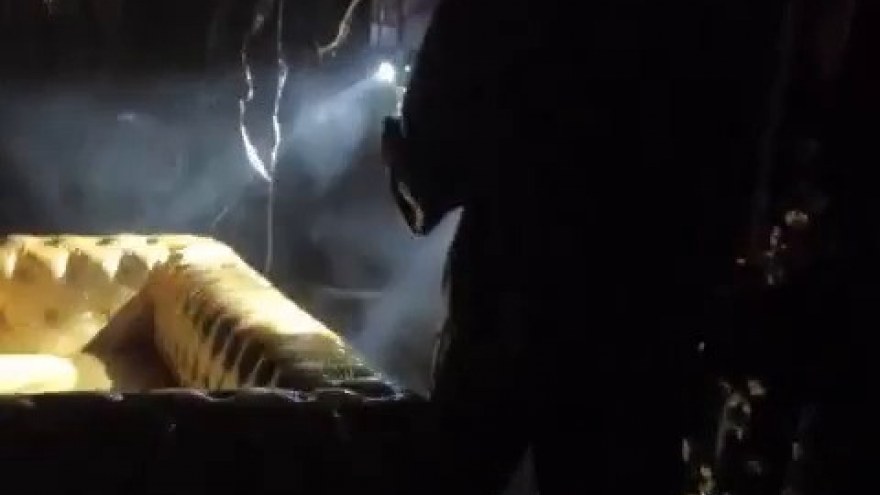 Khách sạn ở TP.HCM bốc cháy dữ dội lúc rạng sáng