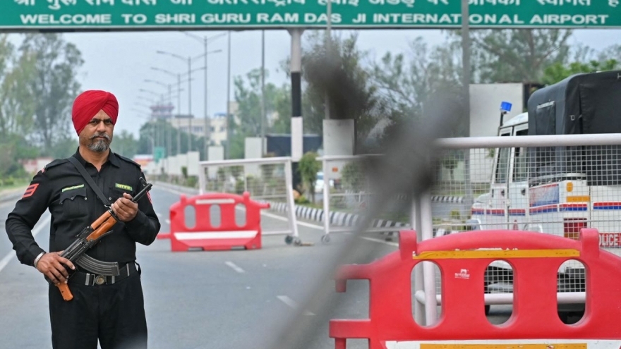 Ấn Độ đóng cửa 21 sân bay sau trận không kích vào Pakistan