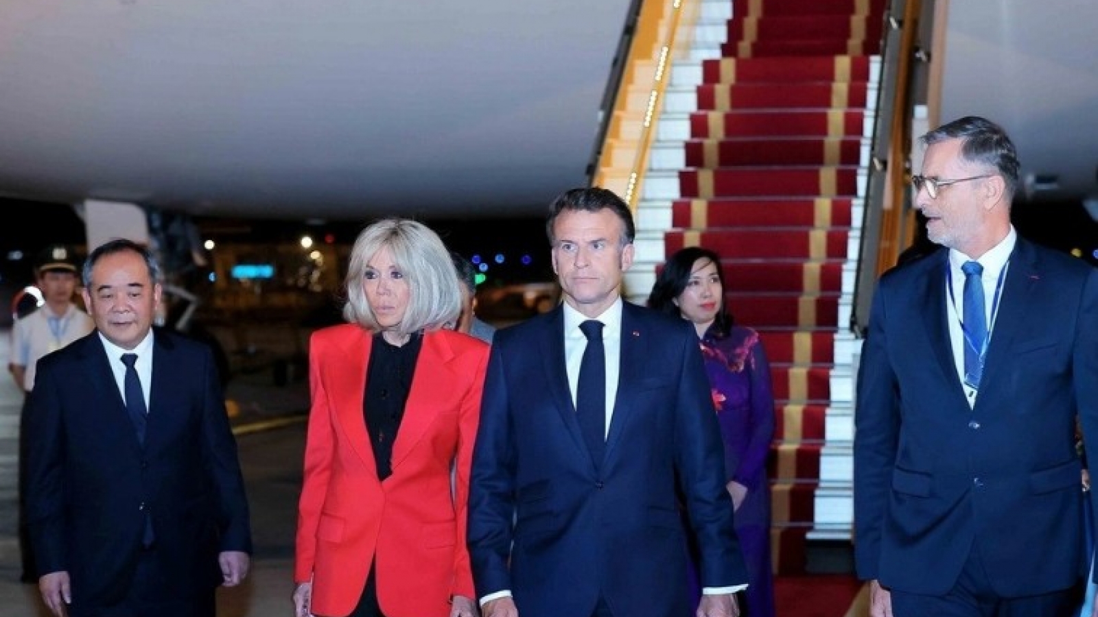 French President arrives in Hanoi for state visit to Vietnam