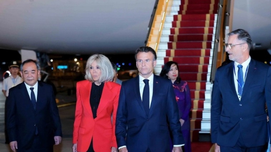 French President arrives in Hanoi for state visit to Vietnam