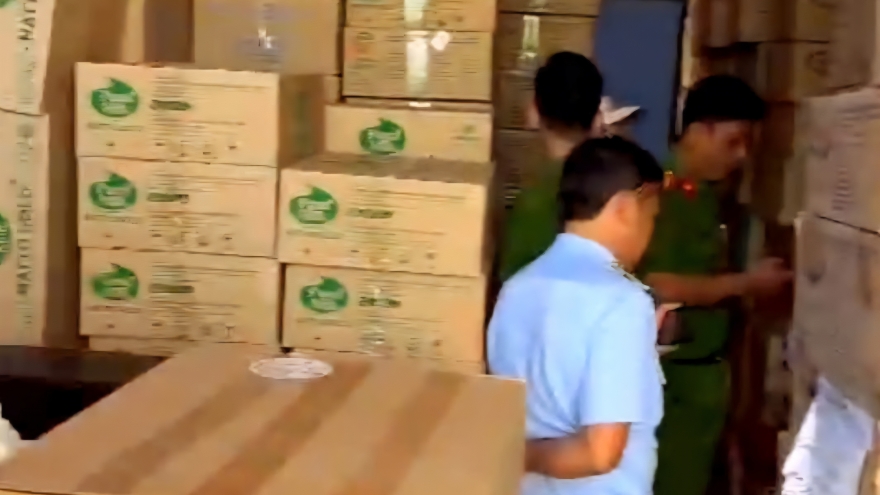 Long An phát hiện "kho" sữa bột không rõ nguồn gốc, trị giá hơn 3 tỷ đồng