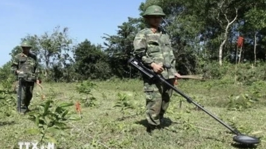 Vietnam, US beef up post-war cooperation with launching of UXO disposal training
