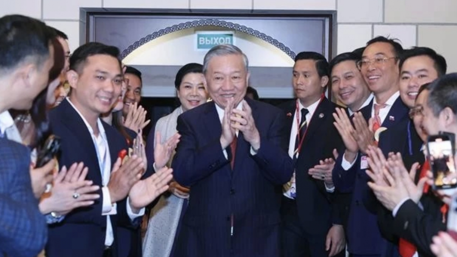 Party leader meets with embassy staff, Vietnamese community representatives in Russia