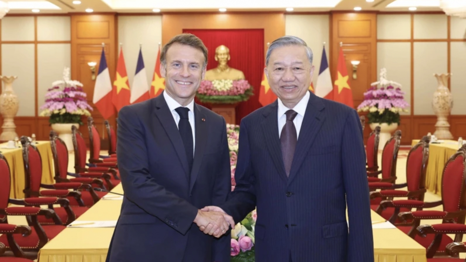Vietnam treasures multifaceted collaboration with France: Party chief
