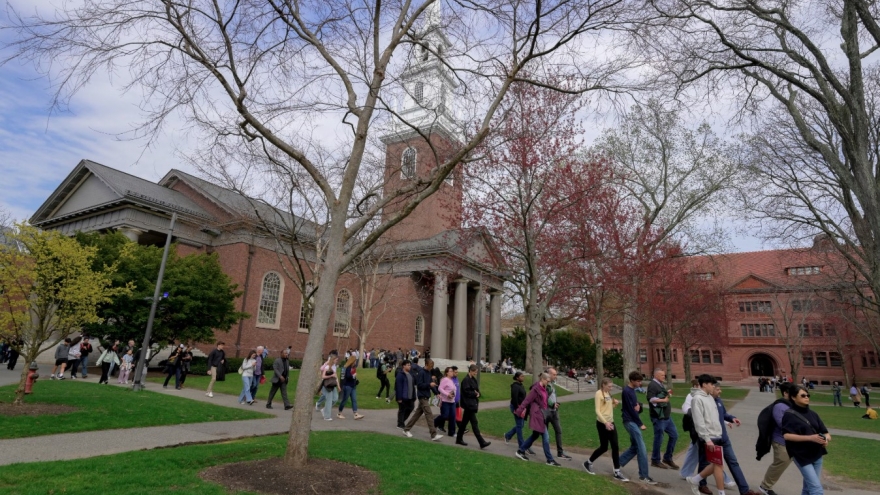 Mỹ tiếp tục đóng băng tài trợ hàng tỷ USD cho Đại học Harvard