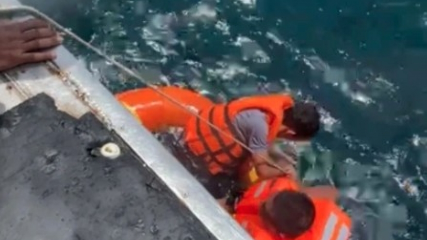 All crew members of sunken coal vessel off Ha Tinh found