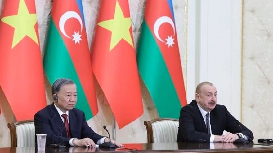 Party chief witnesses signing of Vietnam-Azerbaijan agreements, addresses media after Baku talks