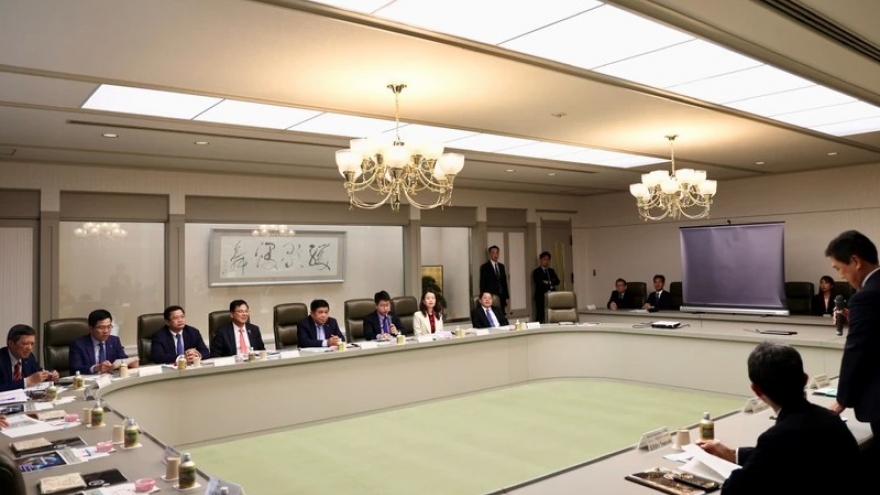 Deputy PM Nguyen Chi Dung meets with leaders of Japanese localities
