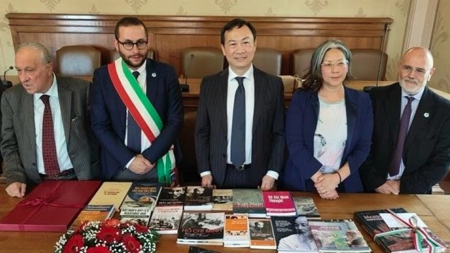 Books about President Ho Chi Minh presented to Italian association