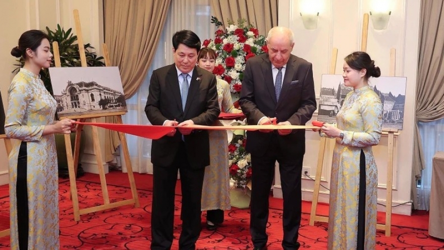Vietnamese, Hungarian Presidents attend exhibition of photos by Bozoky Dezso