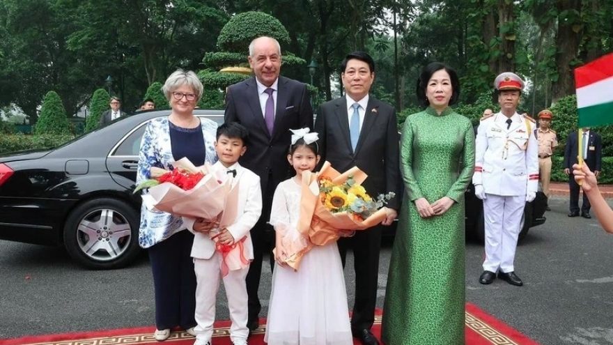 Hungarian President, spouse wrap up Vietnam visit
