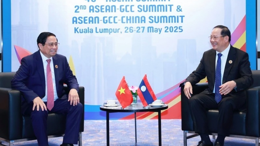Vietnamese PM meets with Lao counterpart on ASEAN Summit sidelines