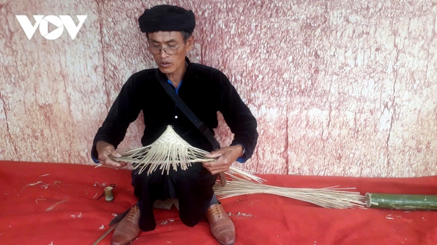 The woven hat - the soul of Ha Nhi ethnic people