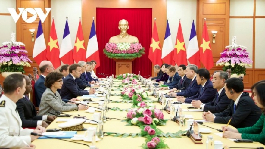 Party General Secretary To Lam meets with French President